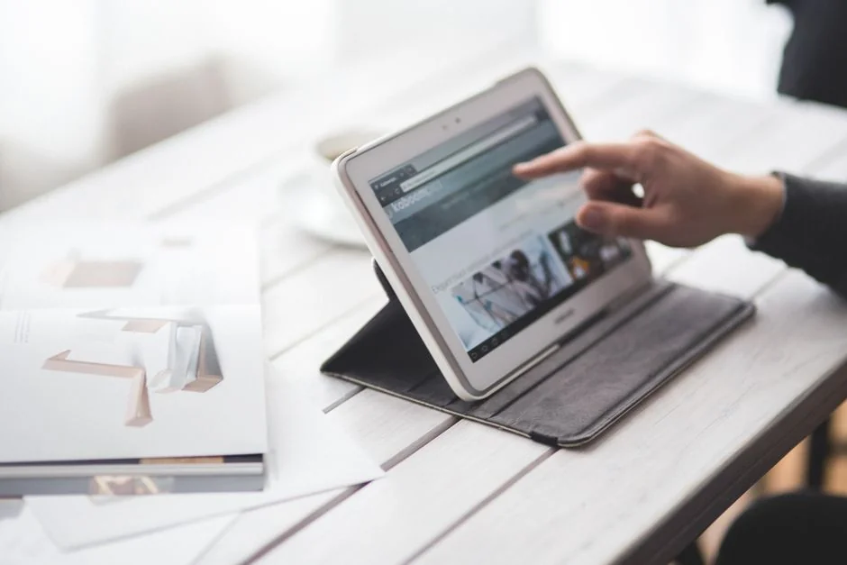 Two people using a laptop for online shopping, highlighting modern e-commerce trends.
